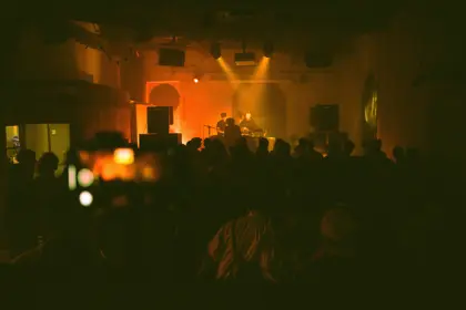 the crowd under the lights, dialog & benji live