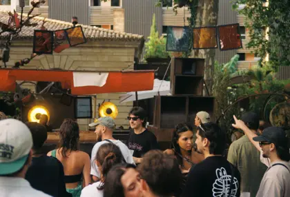 the crowd in front of the stack, les vivres de l'art open air